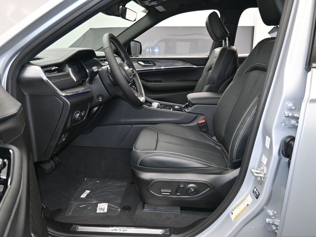 Used 2024 Silver Zynith Jeep Overland image 10