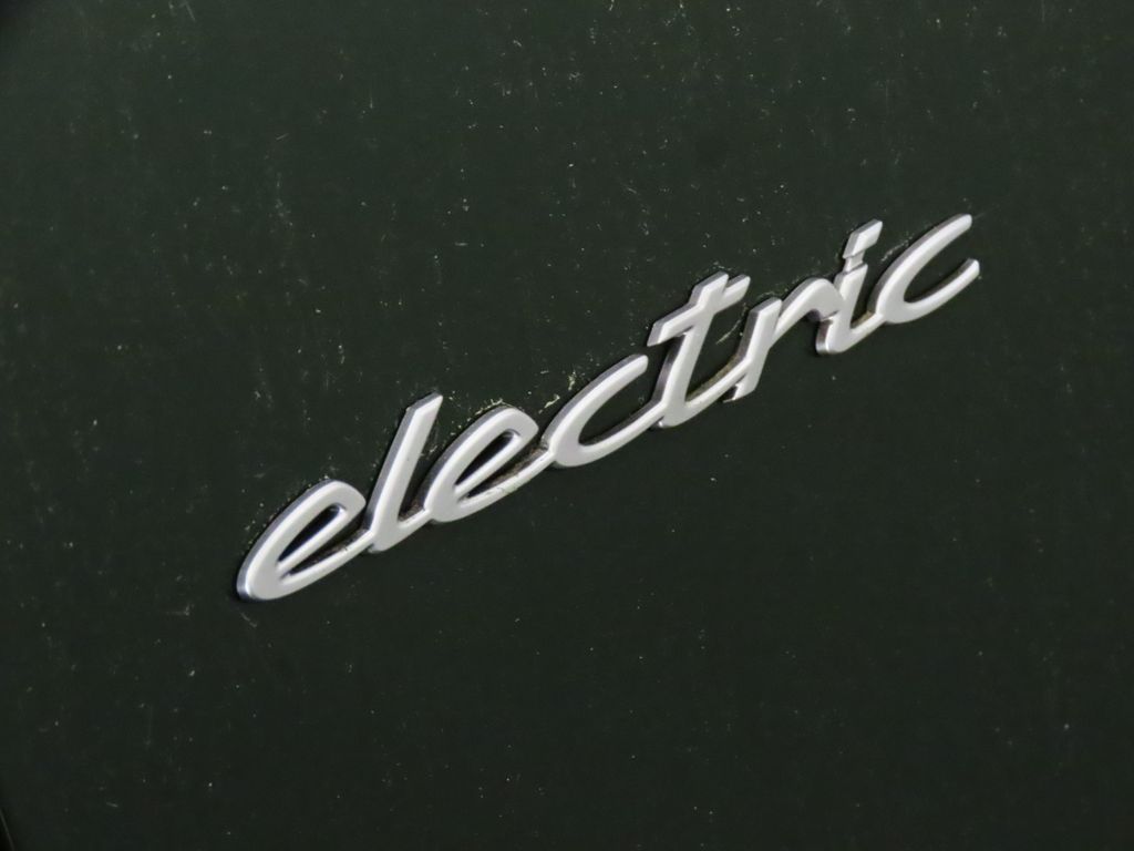 Thumbnail: 2026 Porsche Macan - 13