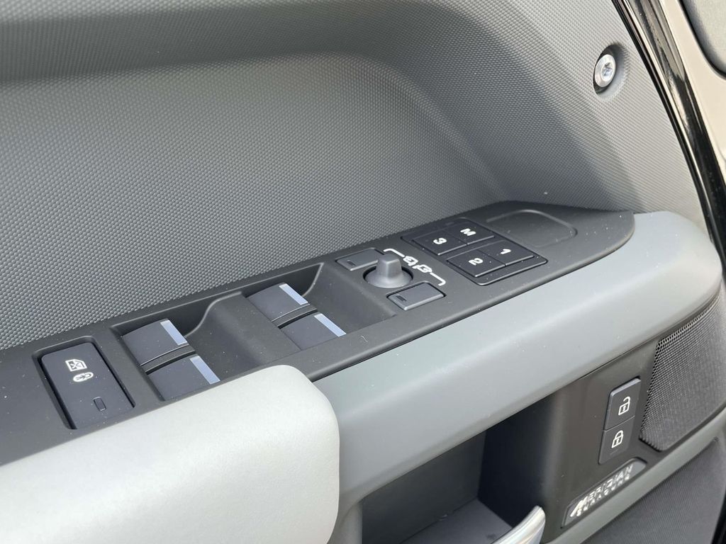 New 2026 Black Land Rover X-Dynamic SE image 33