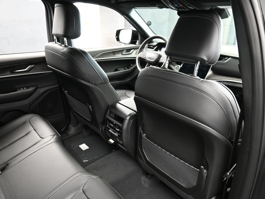 New 2025 Diamond Black Crystal Pearlcoat Jeep Limited image 36