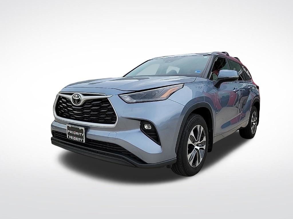 Moon Dust 2024 Toyota Highlander XLE AWD SUV / Crossover All-Wheel Drive 8-Speed Automatic