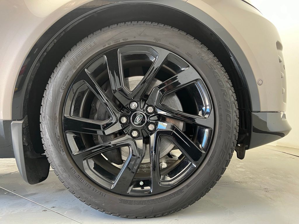 Thumbnail: 2025 Land Rover Discovery - 21