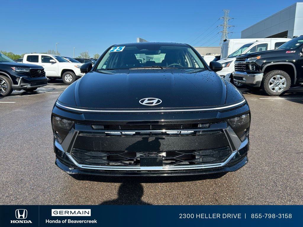 Used 2025 Black Hyundai SEL image 2