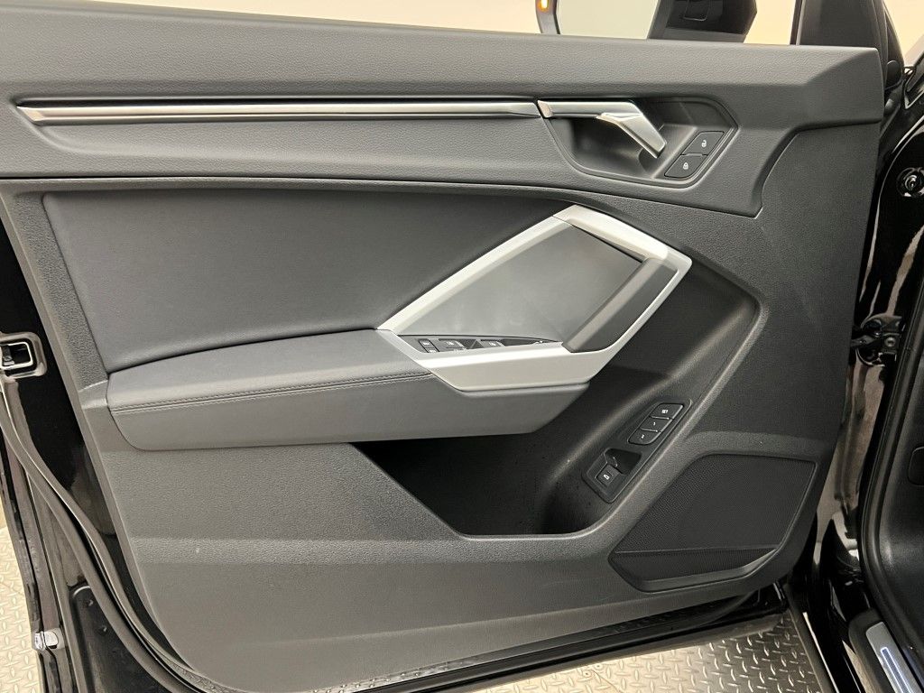 Thumbnail: 2025 Audi Q3 - 31