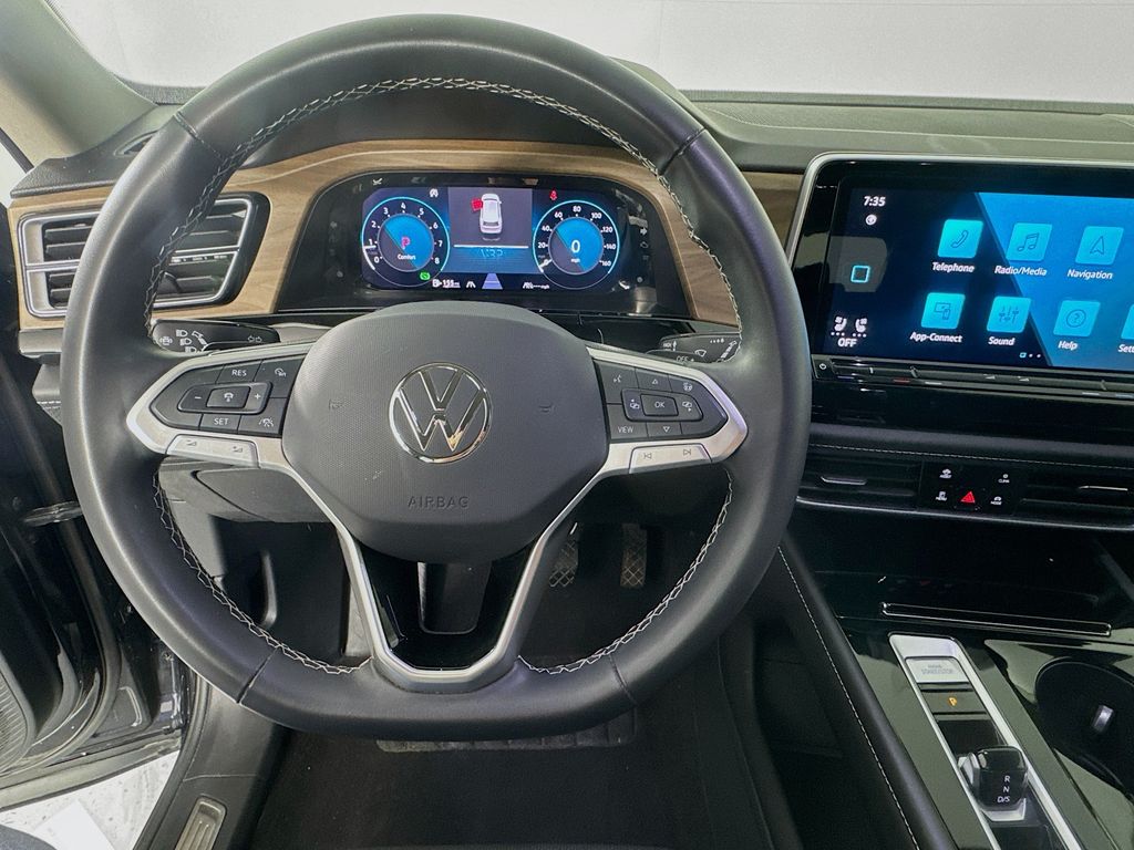 2024 Volkswagen Atlas 2.0T SE w/Technology photo