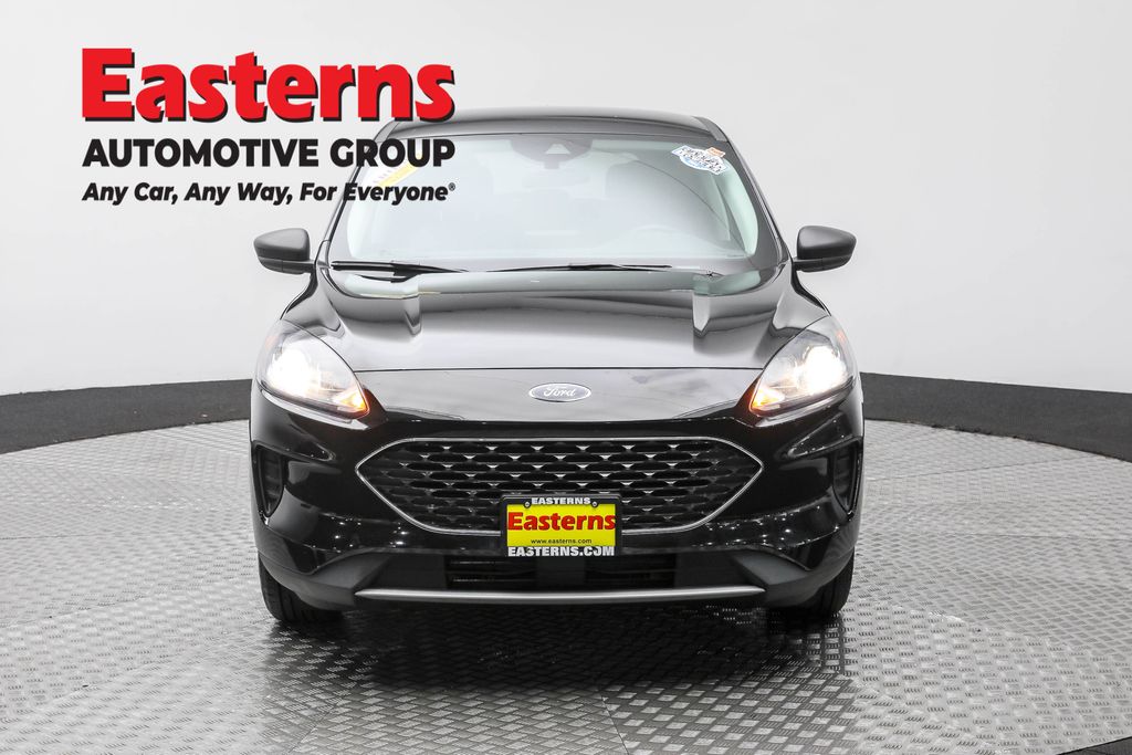 Used 2022 Black Ford SE image 2