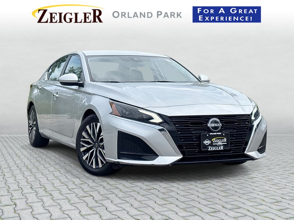 Brilliant Silver Metallic 2023 Nissan Altima Sedan Front-Wheel Drive Continuously Variable Transmission