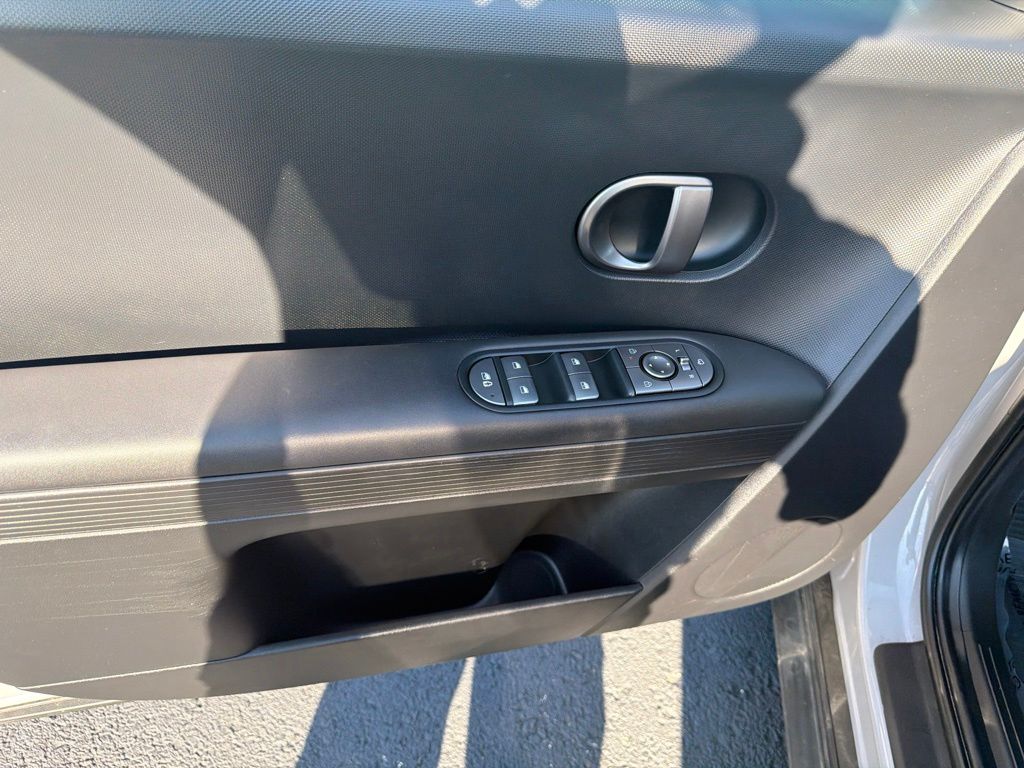 Used 2025 Gray Hyundai SEL image 9