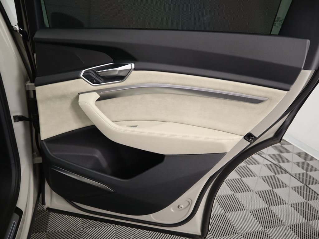 Thumbnail: 2019 Audi e-tron - 28