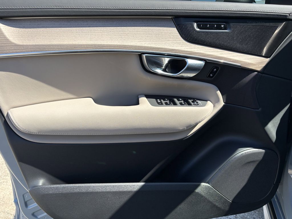 New 2026 Vapour Grey Volvo B6 Plus 7-Seater image 10