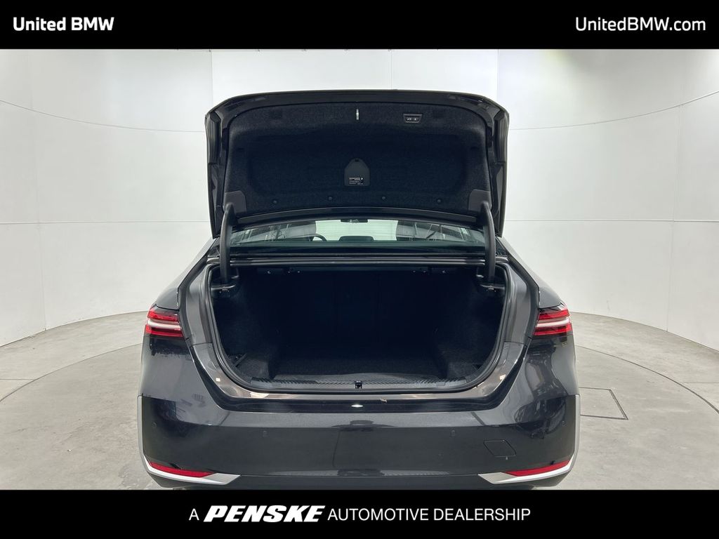 Thumbnail: 2025 BMW 5 Series - 22