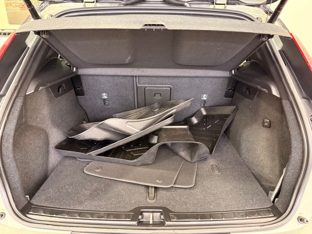 Thumbnail: 2023 Volvo XC40 - 23