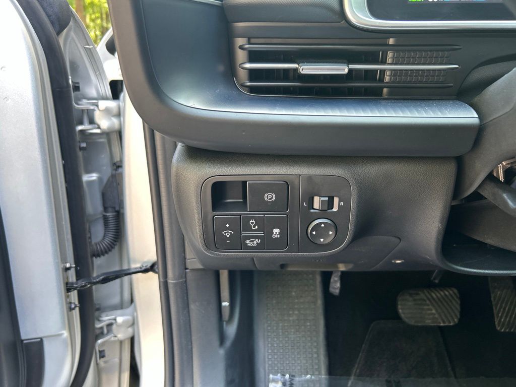 Used 2024 Gold Hyundai SEL image 22