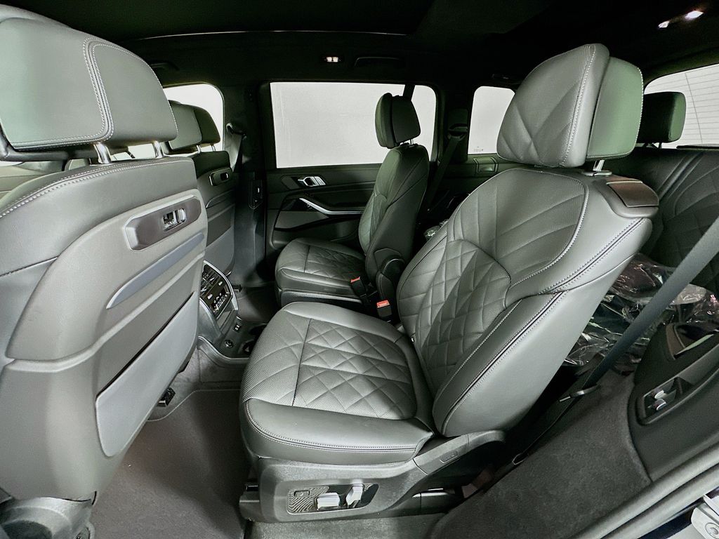 Thumbnail: 2027 BMW X7 - 17
