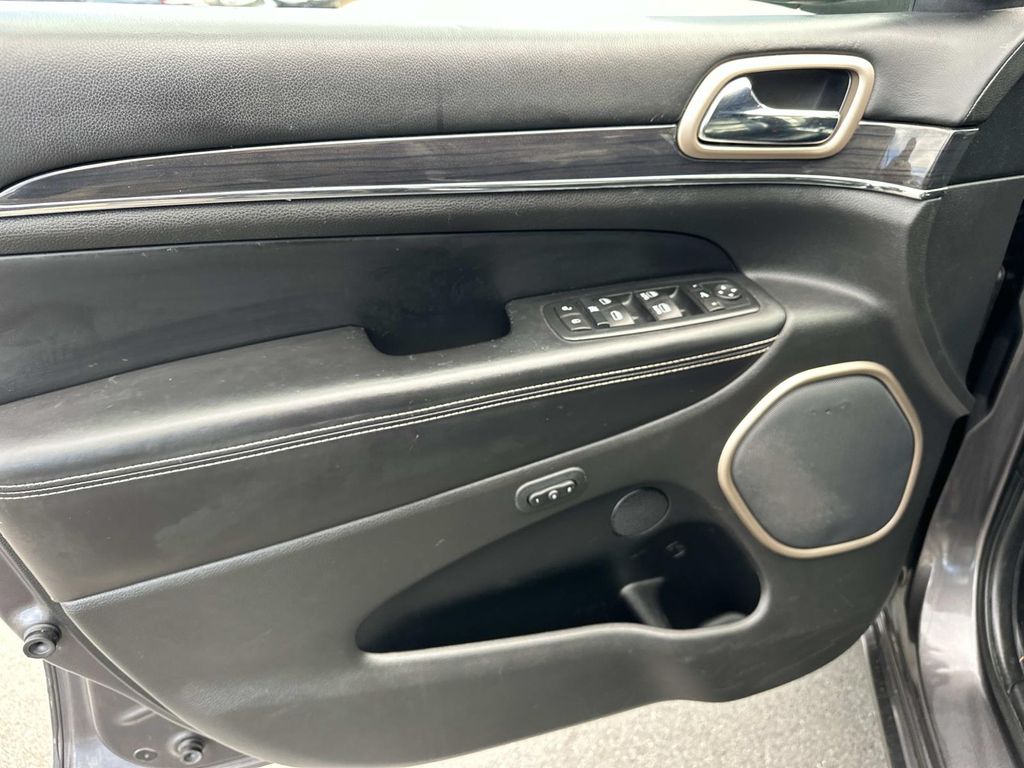 Thumbnail: 2015 Jeep Grand Cherokee - 31