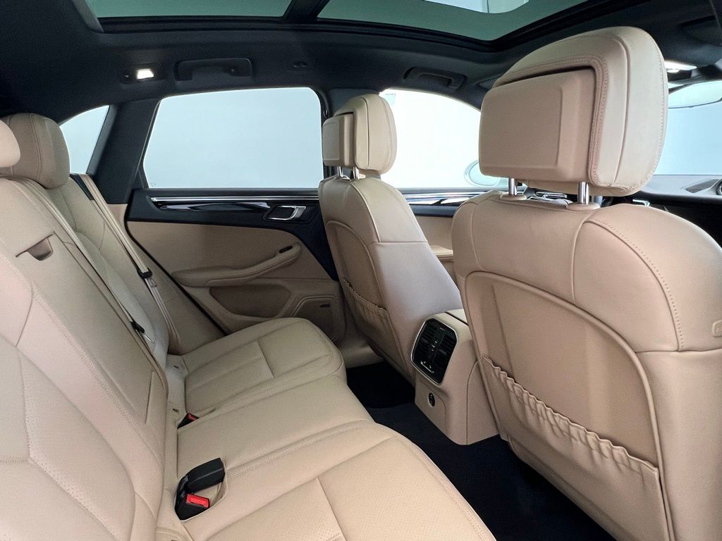 2025 Porsche Macan  16