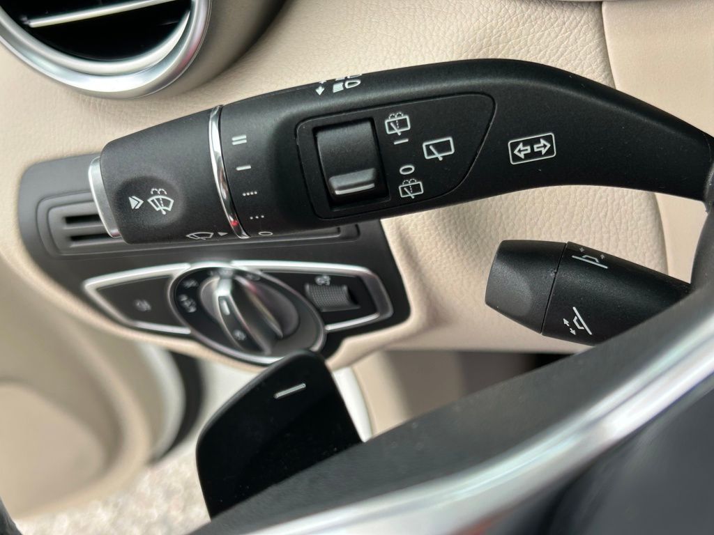 Used 2022  Mercedes-Benz GLC 300 image 23