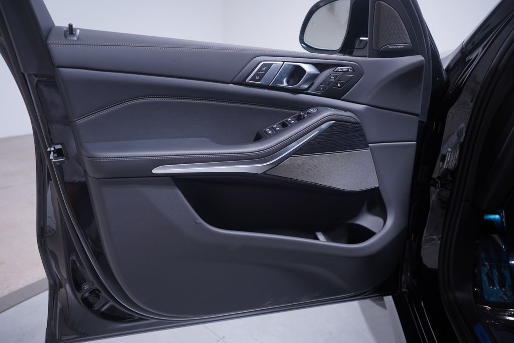 2026 BMW X7 M60i 12
