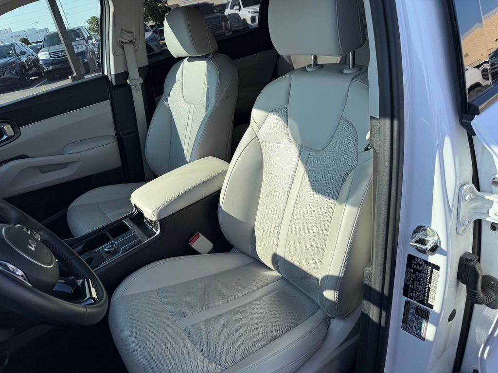 Thumbnail: 2023 Kia Sorento - 8