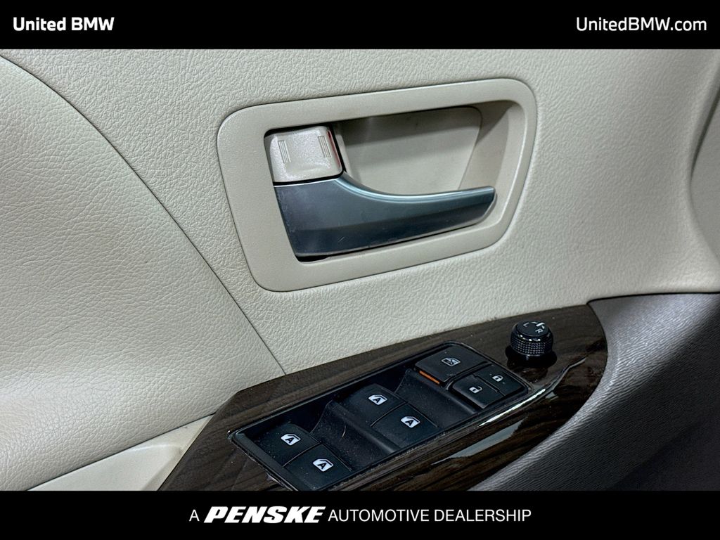 Thumbnail: 2020 Toyota Sienna - 3