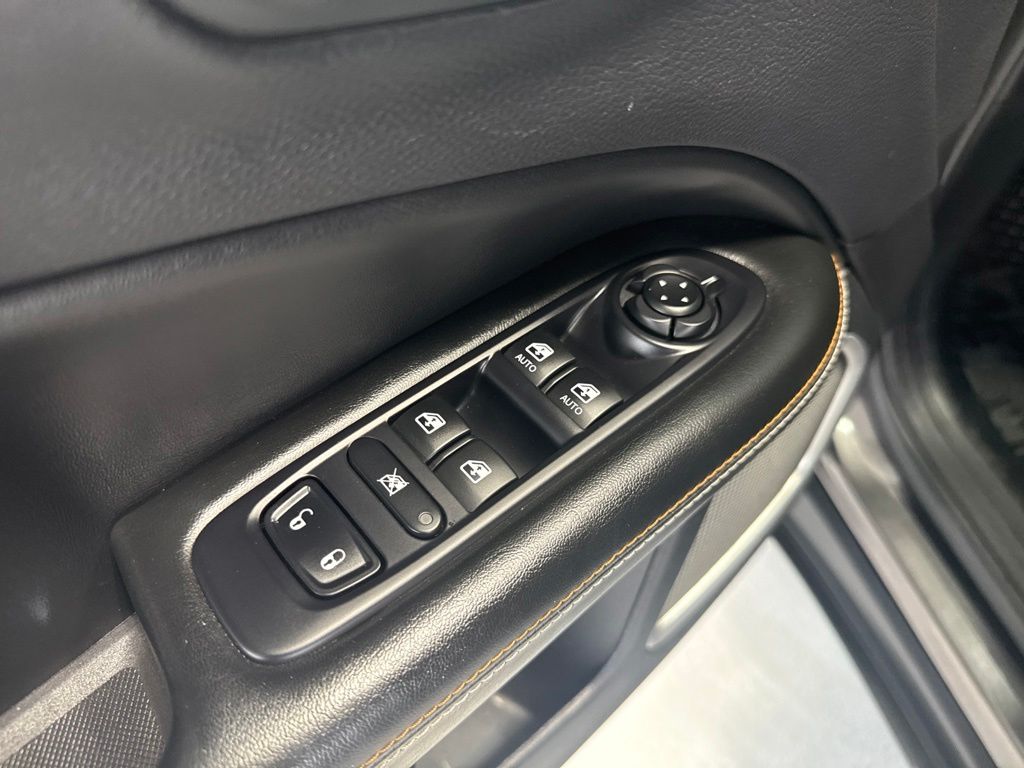 Used 2018 Gray Jeep Latitude image 12