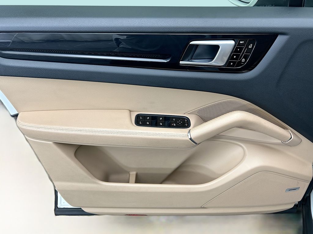 Thumbnail: 2020 Porsche Cayenne - 25