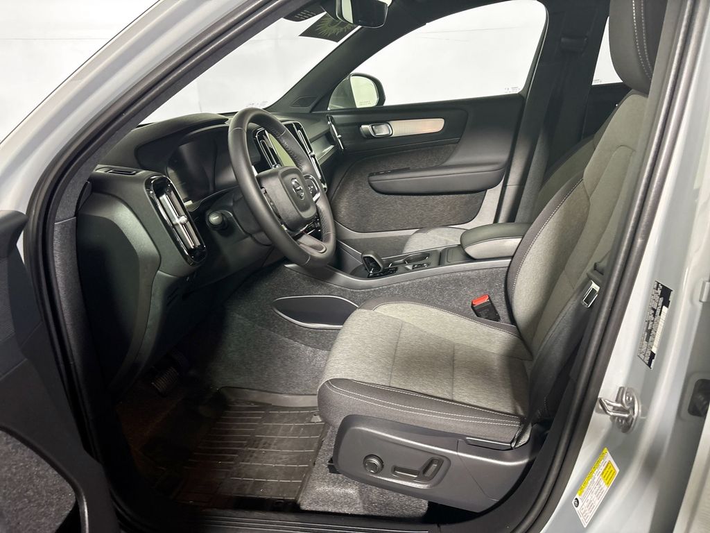 2025 Volvo XC40 B5 Core