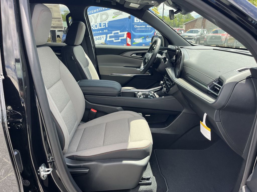 2025 Chevrolet Traverse LT photo