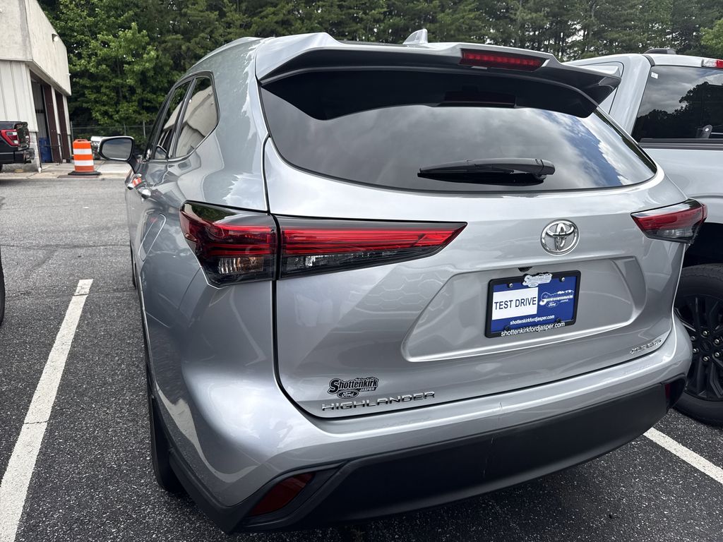 2022 Celestial Silver Metallic Toyota Highlander XLE AWD SUV