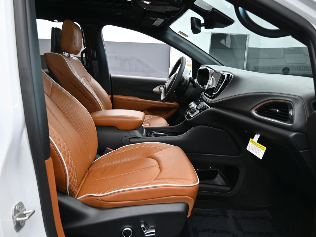 Used 2024 Bright White Clearcoat Chrysler Pinnacle image 59