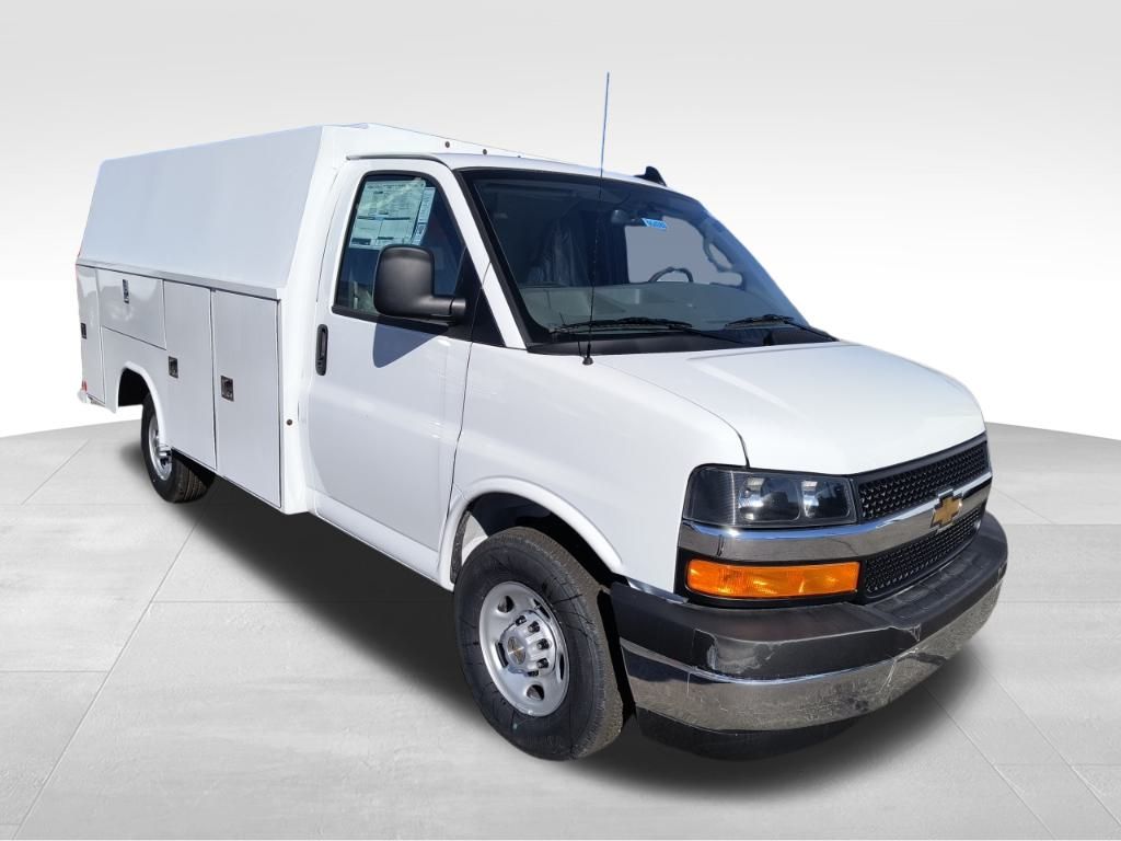 Summit White 2025 Chevrolet Express Chassis 3500 Cutaway 139 Van Rear-Wheel Drive 8-Speed Automatic