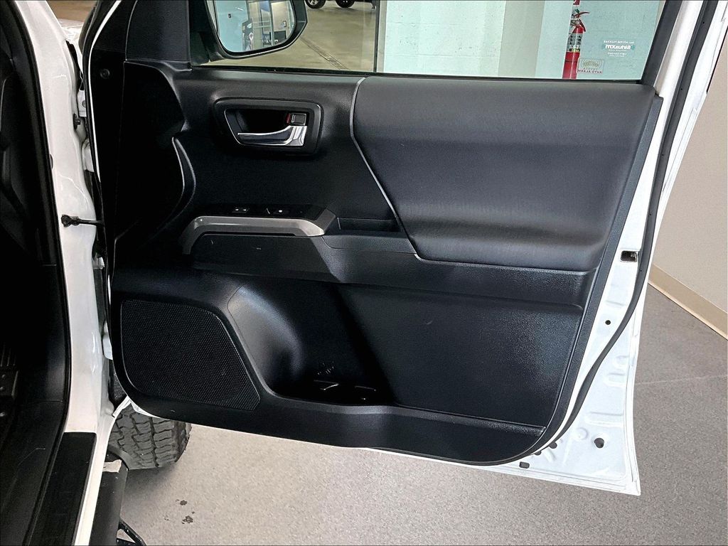 2017 Toyota Tacoma — photo 12