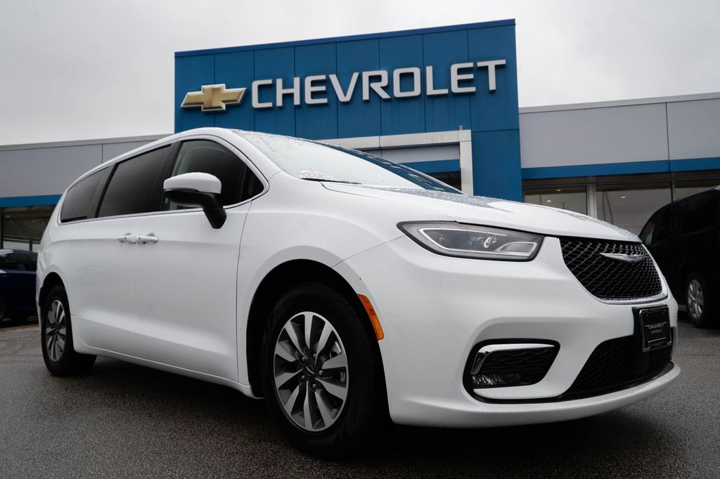 2023 Chrysler Pacifica Hybrid Touring L