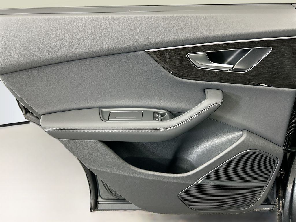 Thumbnail: 2026 Audi Q8 - 25