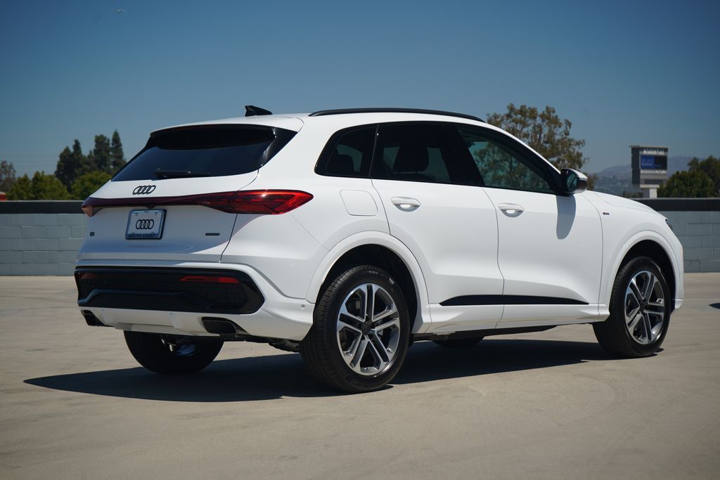 Thumbnail: 2026 Audi Q5 - 4