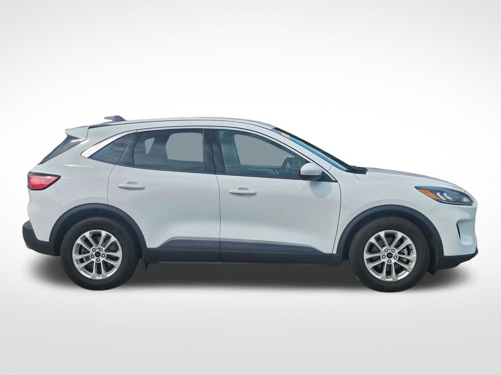 2020 Oxford White Ford Escape SE FWD SUV