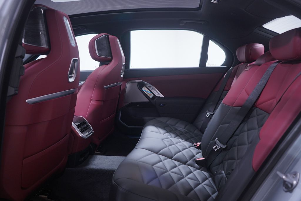2025 BMW 7 Series 740i 9