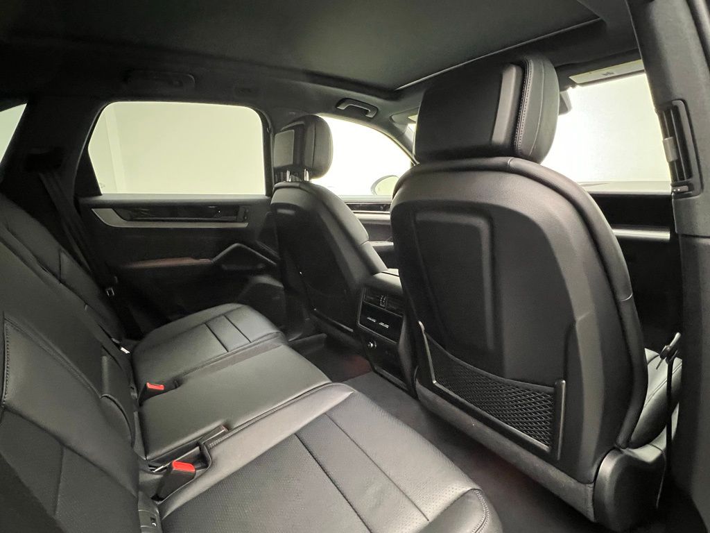 Thumbnail: 2026 Porsche Cayenne - 17