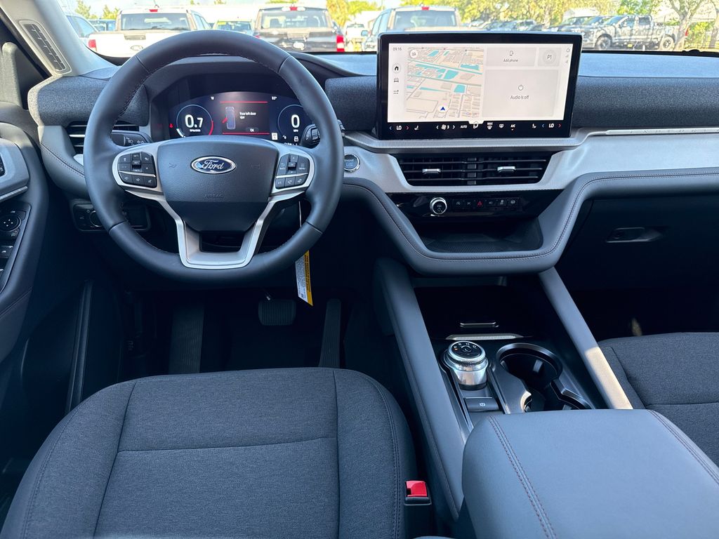 2025 Ford Explorer photo 4