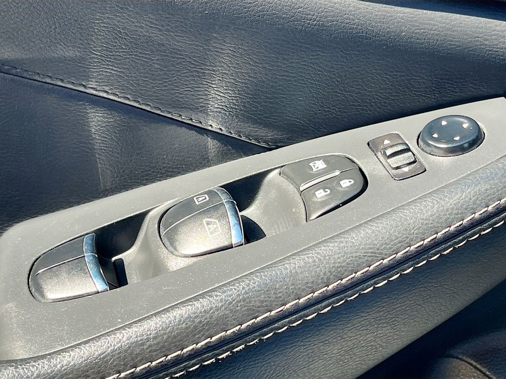Used 2023 White Nissan Platinum image 18