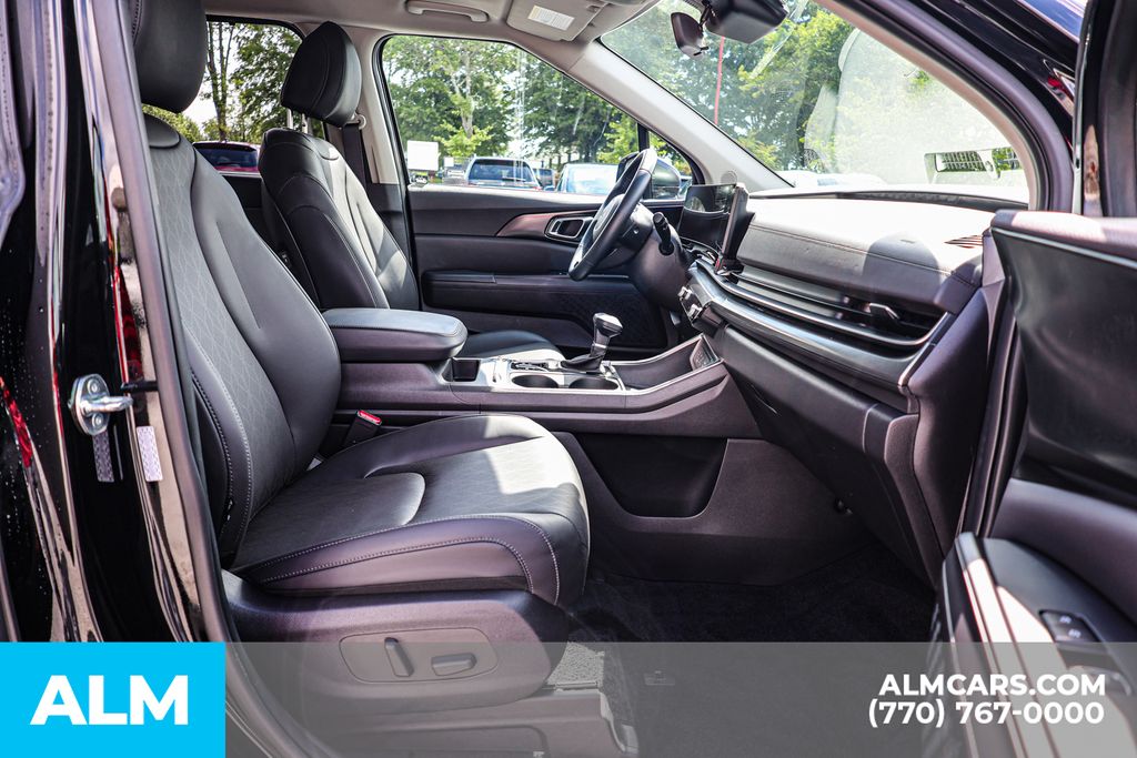 Used 2025 Black Kia SX image 22