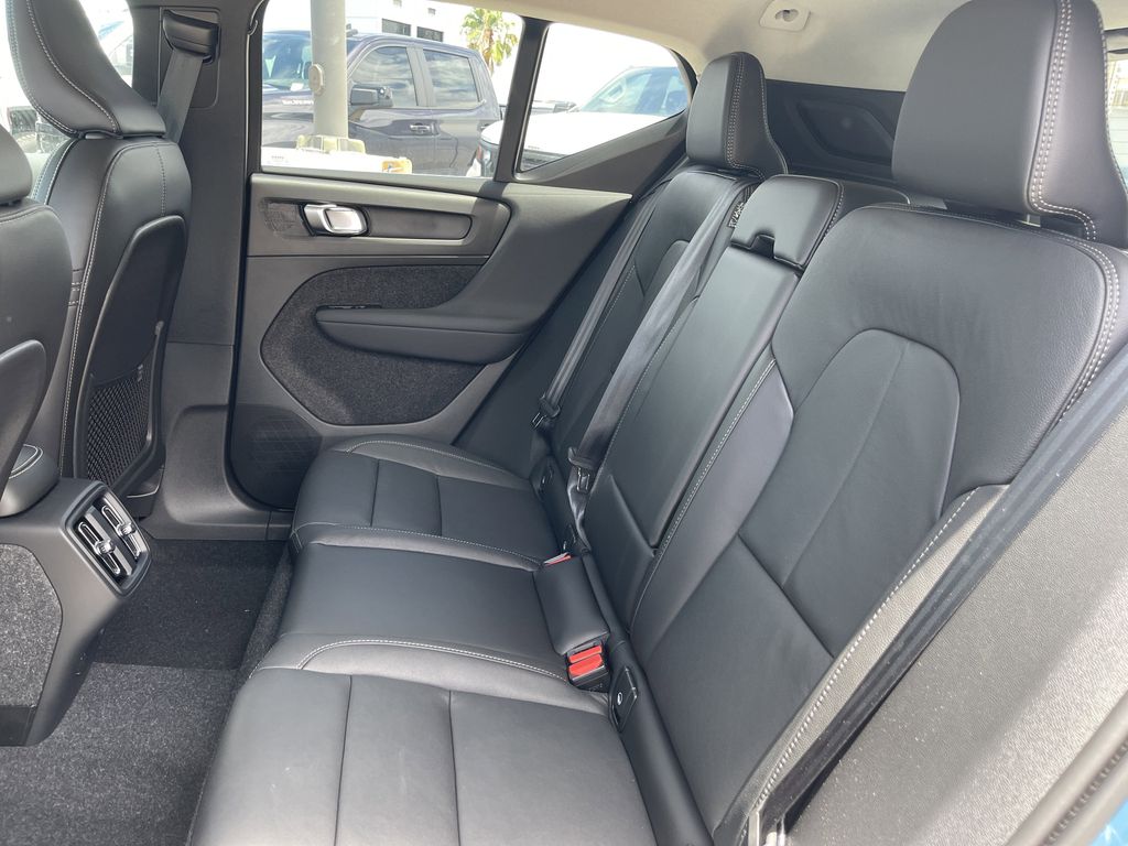 2025 Volvo XC40 B5 Core photo