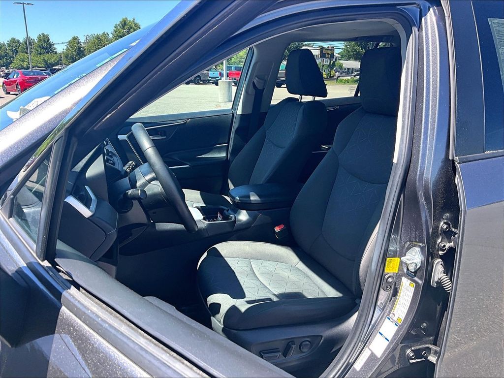 2021 Toyota RAV4 — photo 10