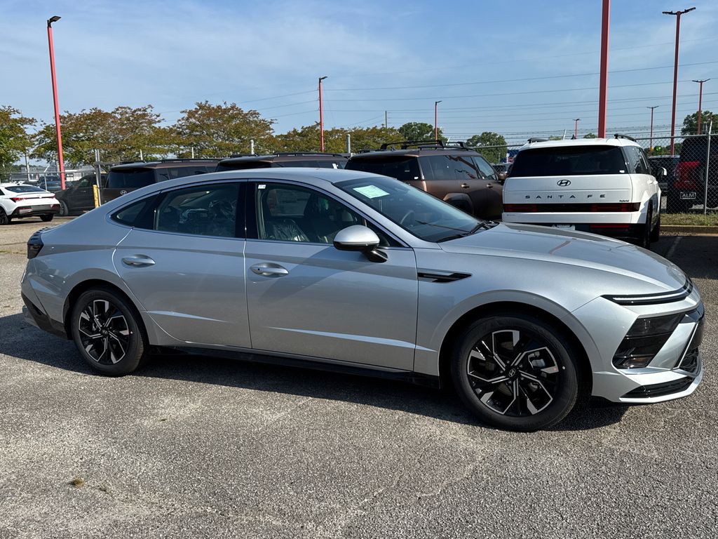2025 Hyundai Sonata SEL photo 3