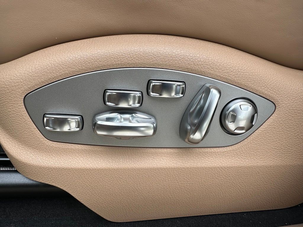 Thumbnail: 2026 Porsche Macan - 23