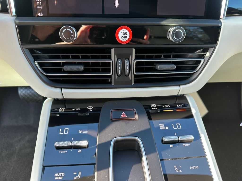 Thumbnail: 2026 Porsche Macan - 27