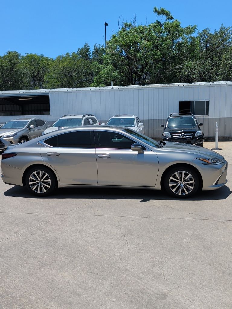 Thumbnail: 2021 Lexus ES - 8