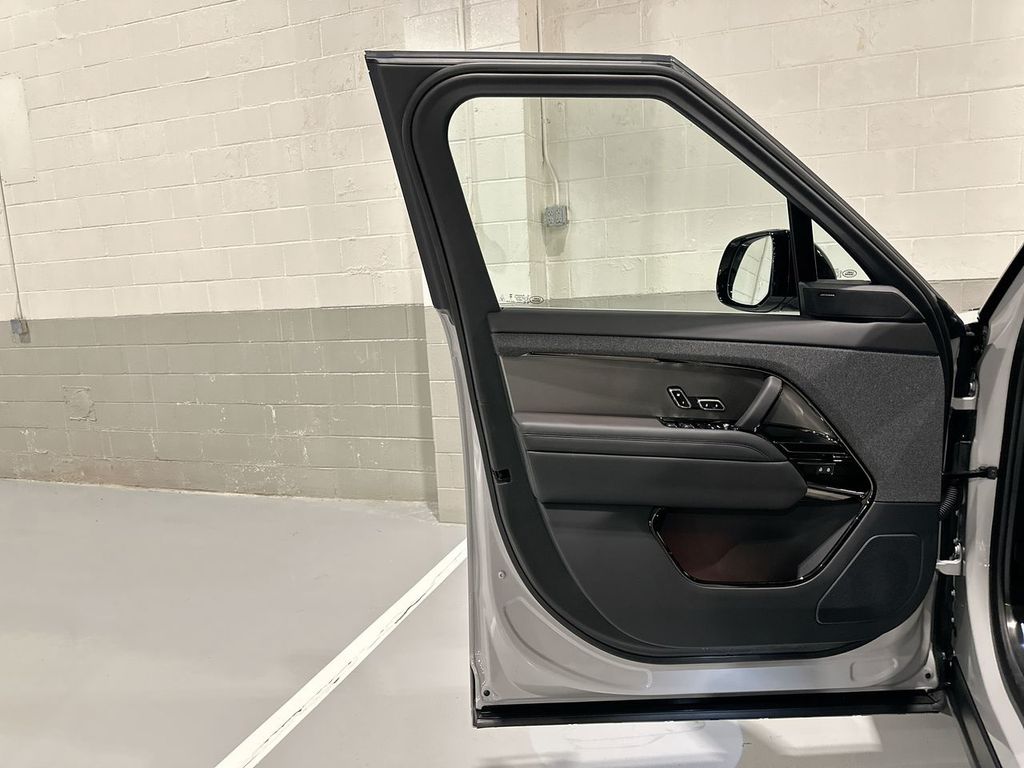 Thumbnail: 2026 Land Rover Range Rover Sport - 9