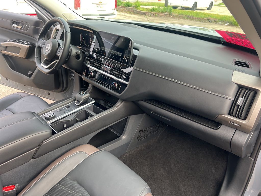 2023 Nissan Pathfinder Platinum photo