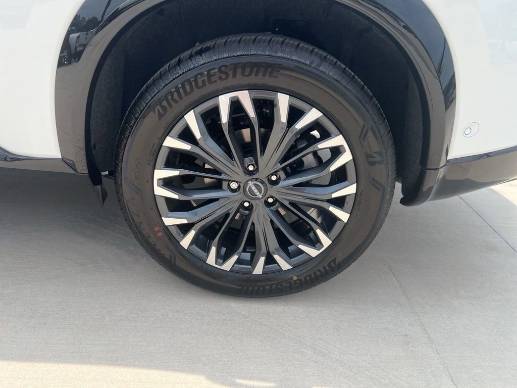 2025 Everest White Pearl/Super Black Nissan Rogue Platinum FWD SUV